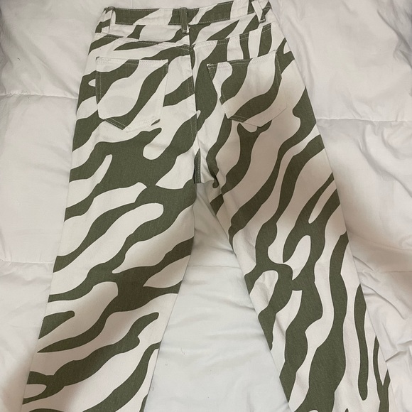 TRENDY GREEN AND WHITE JEANS - Picture 2 of 3
